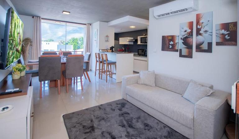 Spacious Oasis with Balcony Kitchen Near Malls - Bed and Breakfast Luque