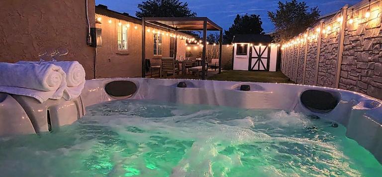 Hot Tub, Game Room, Coffee Bar, Fire Pit, Pancakes - B&B Page
