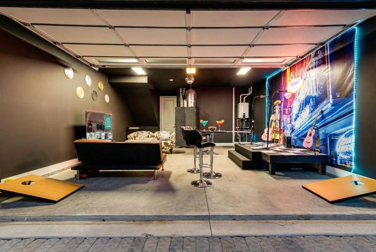 Downtown Nashville Hot Tub Game Room Karaoke - B&B Nashville