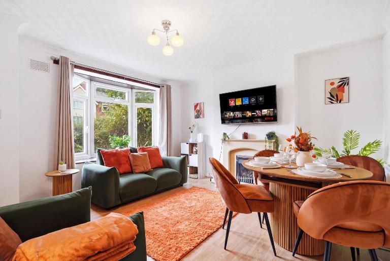 Crew Comfort Walsall Sleeps 6 Fast Wi-Fi - B&B Bloxwich