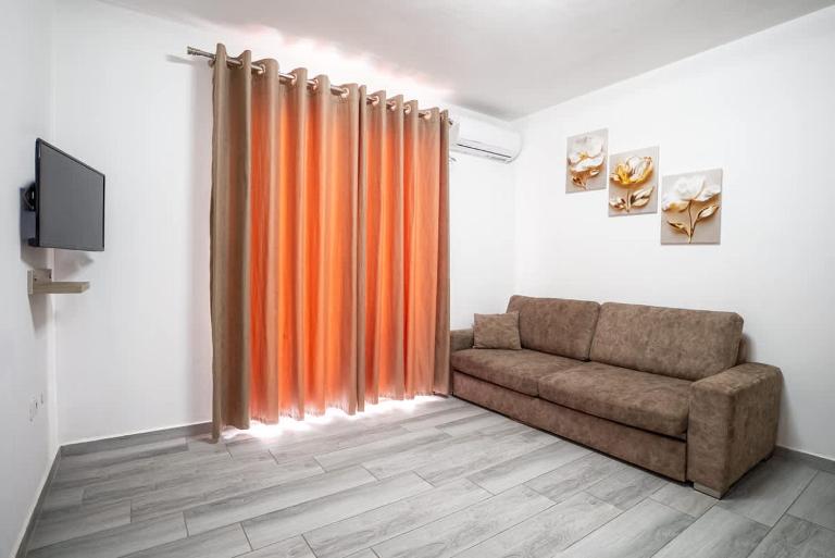 Sandy Steps Two-Bed-- Family Cove - Bed and Breakfast Shëngjin