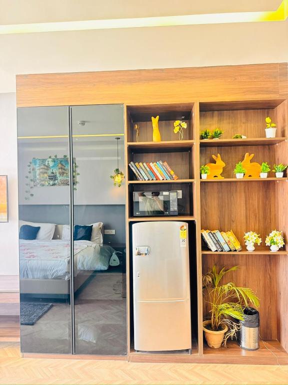 Cozy And Modern Big 1RK Couple And Family Friendly - B&B Gurugram