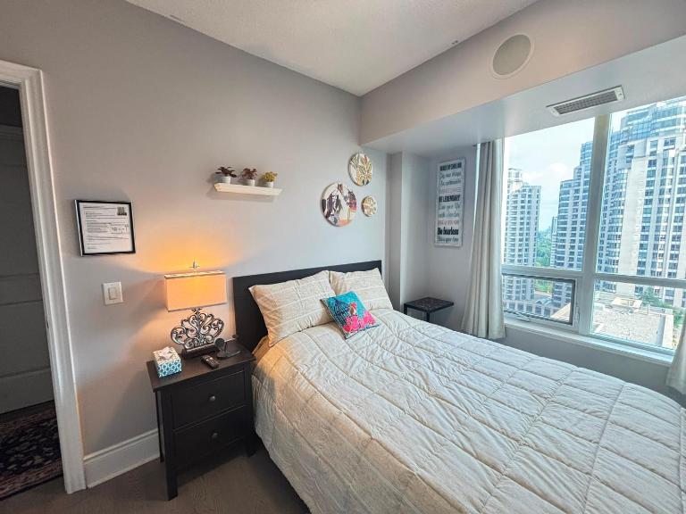Home stay - Room with Yonge Street view and 3 Star Hotel Amenities - Bed and Breakfast Toronto
