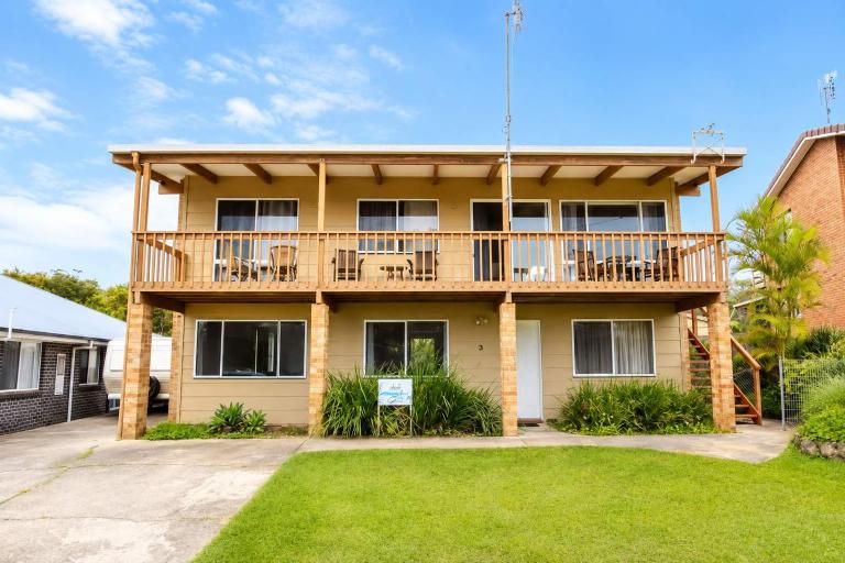 Summer Beach House - seconds to beach & cafe - Bed and Breakfast Kioloa