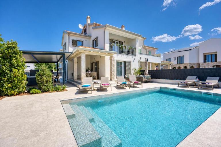 Villa Aria with heated Pool and Whirlpool - Happy Rentals - Ferienwohnung Poreč