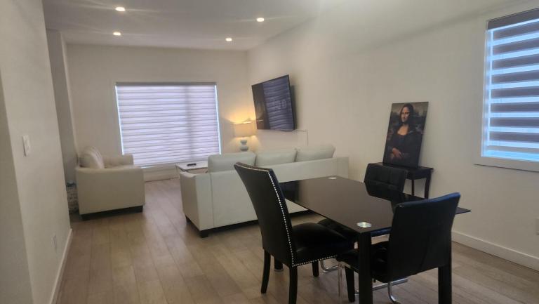 Executive 2BR Home - Free EV Charging - Near WPG Airport - Ferienwohnung Winnipeg