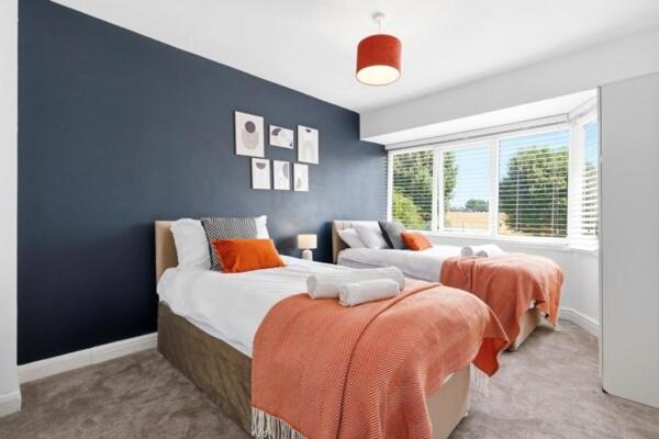 Modern Auburn Park Contractor House Solihull - Sleeps 9 - Near NEC & BIRMINGHAM airport - B&B Birmingham