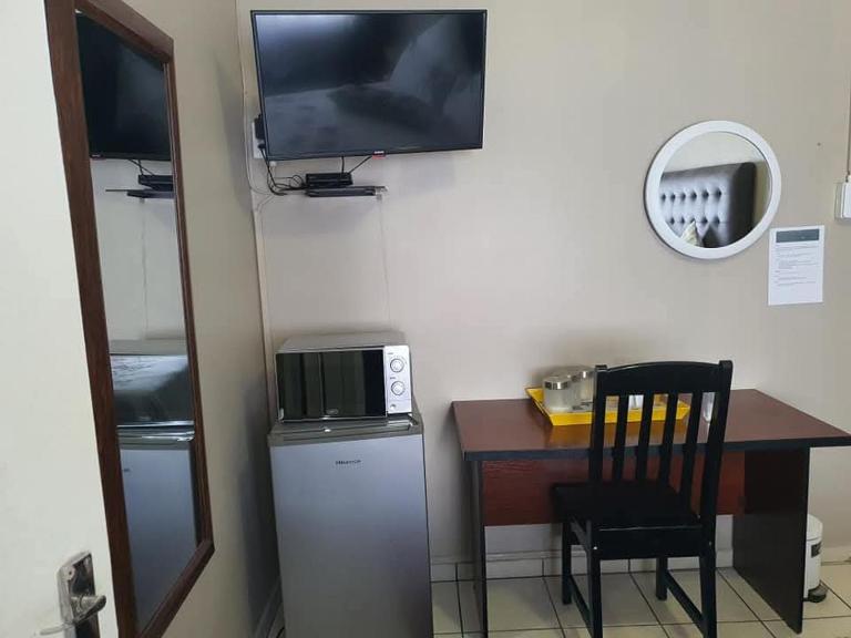 Zibu Guest House - Bed and Breakfast Emalahleni