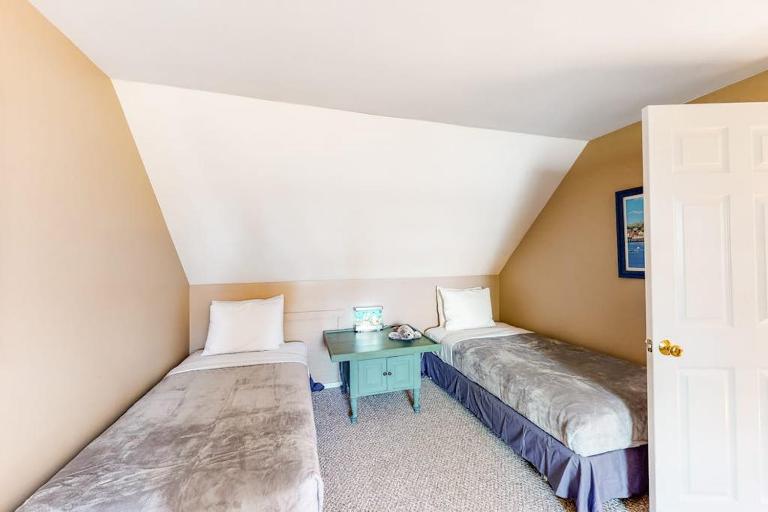 Dog-friendly, bayfront home w/rocky beach, full kitchen, washer/dryer & firepit - Chambres d'hôtes Gouldsboro