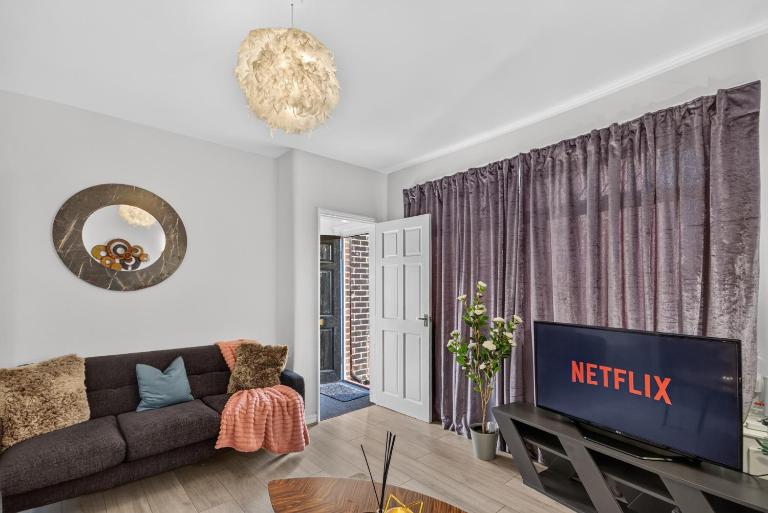 Briarwood Modern 2 Bed House - Games Room, Free Parking, Fast Tram to Centre, Etihad & Fast Wifi! - B&B Manchester