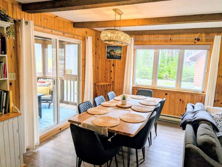 Lake front cottage 5 bedrooms bright open concept - B&B South Brookfield