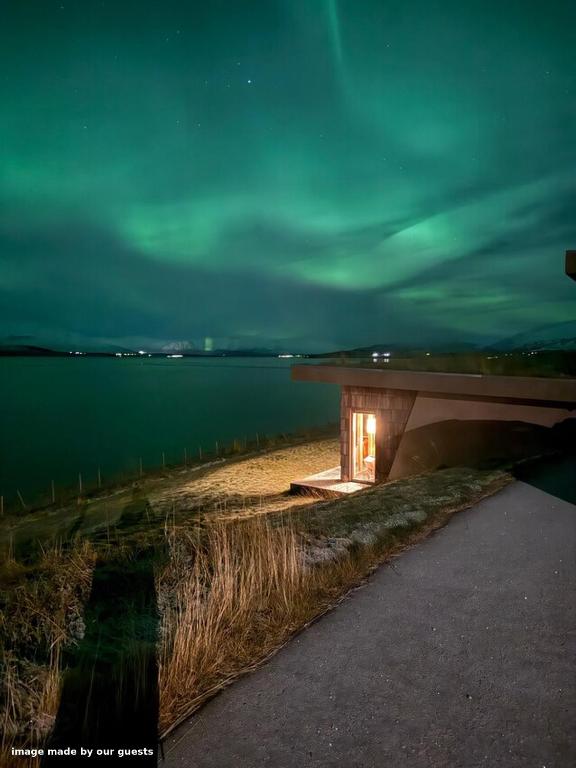 Natural Wood House Kaldbakur with Panoramic Fjord View & Hot Tub - by Nollur - B&B Akureyri