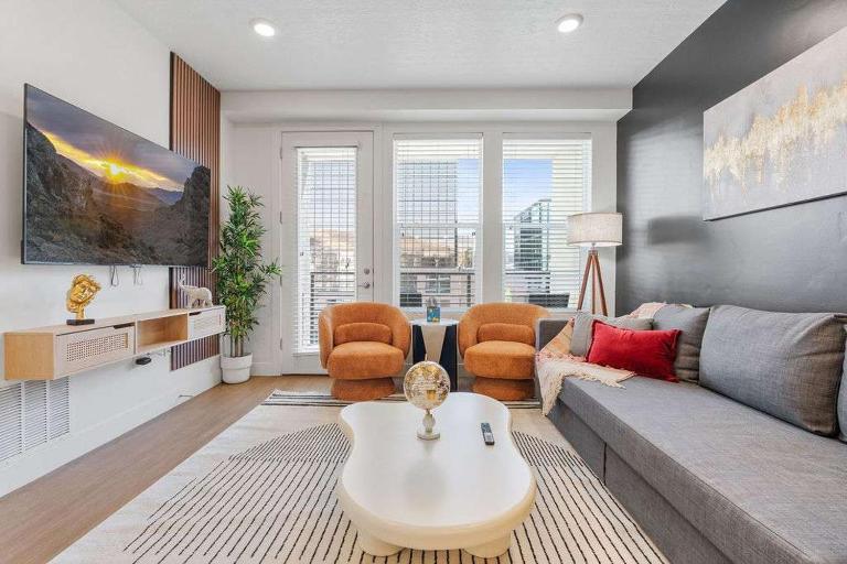 Modern 1BR w Parking, Near Temple Square & Delta Center - Chambres d'hôtes Salt Lake City