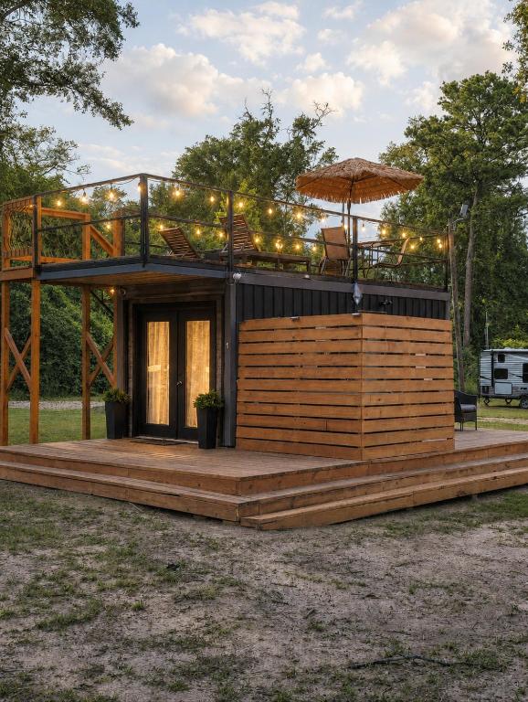 Cozy Rooftop Container with Hot Tub - 15 min from Franklinton & 19 mins to the Bogue Chitto State Park - Bed and Breakfast Mount Hermon