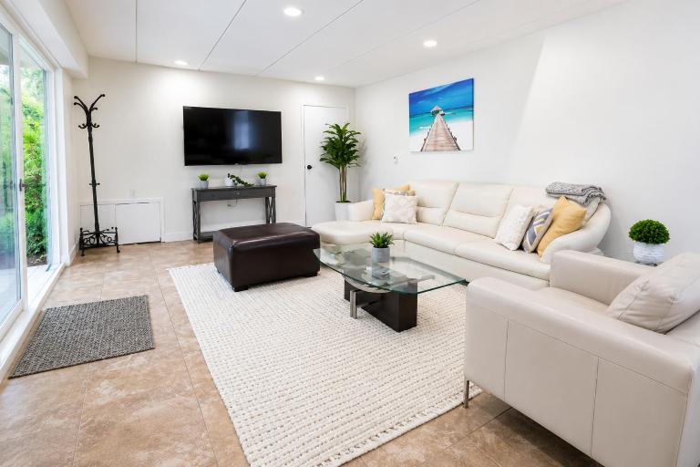 Spacious 3BR Guest Suite by the Creek In North Vancouver Sleeps 6, Free Parking - Chambres d'hôtes North Vancouver