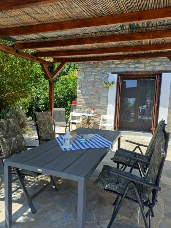 Avra House in Argalasti - B&B Argalastí