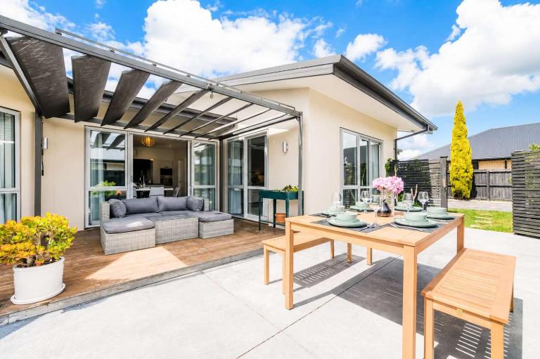 Modern Family Home with Outdoor Living in Wigram - Chambres d'hôtes Christchurch