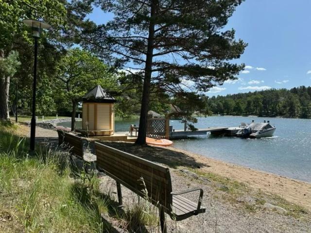Exclusive Waterfront Archipelago House-Private Dock near Stockholm - Ferienwohnung Brevik