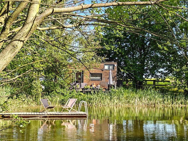 Tiny House am Naturteich mit Grill & Kamin - bis 5 Personen - Chambres d'hôtes Großharthau