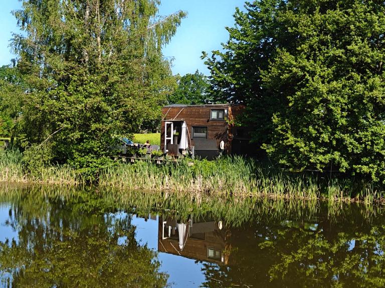 Tiny House am Naturteich mit Terrasse & Kamin - für bis zu 5 Personen - Für Kurzentschlossene - Chambres d'hôtes Großharthau