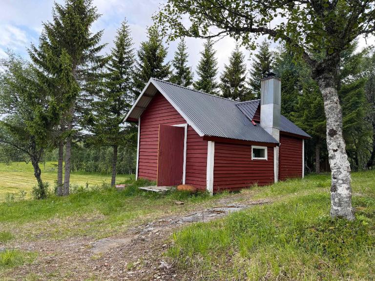 Rustic Cabin in Nature Outhouse & Wood Stove - B&B Lavangen