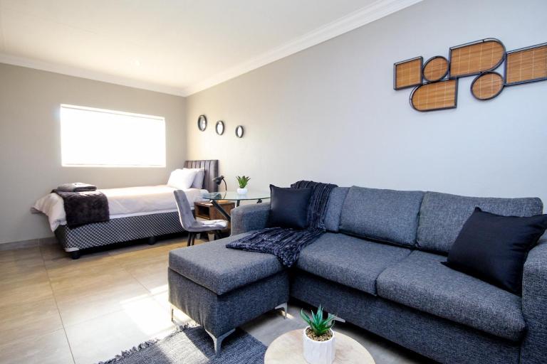 Scheunberg 3 Modern Bachelor 1st Floor Flat - B&B Centurion