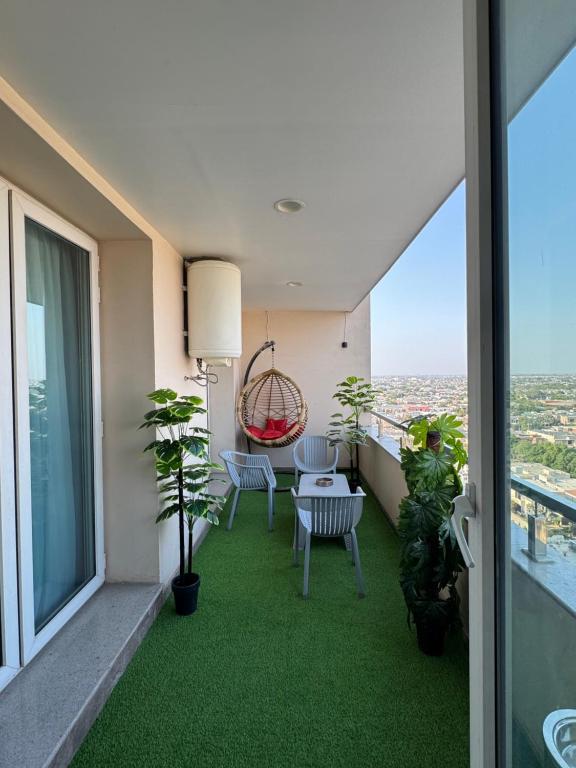 Presidential 2 Bedroom Apartment With Balcony & City Views in Gold Crest Residency - Bed and Breakfast Lahore