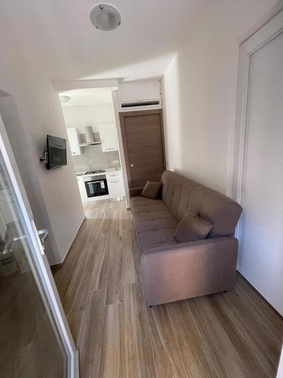 Case Roose Anzio Two-room apartment PT 97 with private courtyard - B&B Anzio