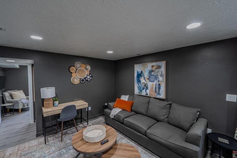 Boutique Basement Suite King Bed Ski Access - Chambres d'hôtes Bluffdale