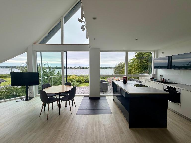 Lichtdurchflutete Ferienwohnung mit direktem Schleiblick - B&B Fahrdorf