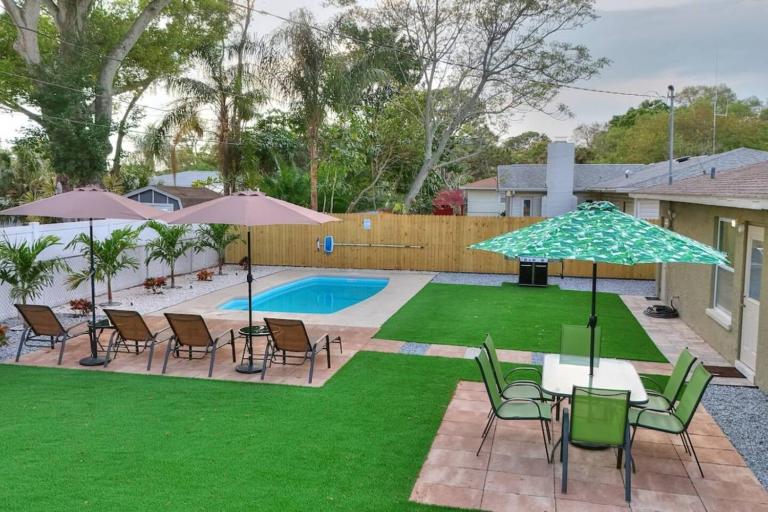 Palm Oasis-Serene Backyard Private Poolside - Ferienwohnung Saint Petersburg