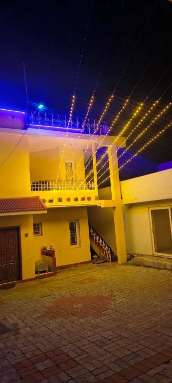 Close2heaven 3 bedroom house with 2 toilets yellow house - Chambres d'hôtes Kodaikānāl