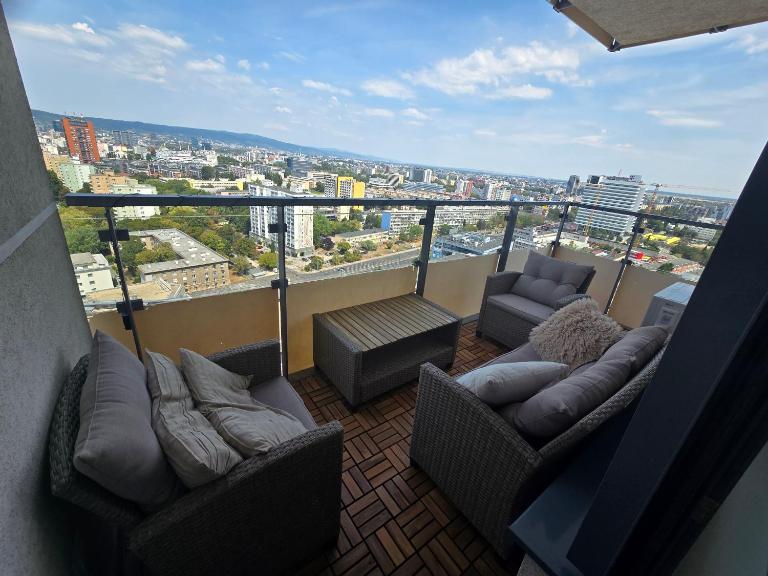 City-View stay near Nivy & Downtown - B&B Trnávka