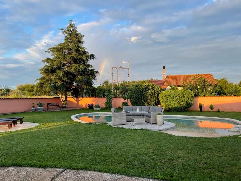 Lovely apartment with pool and garden - B&B Medulin