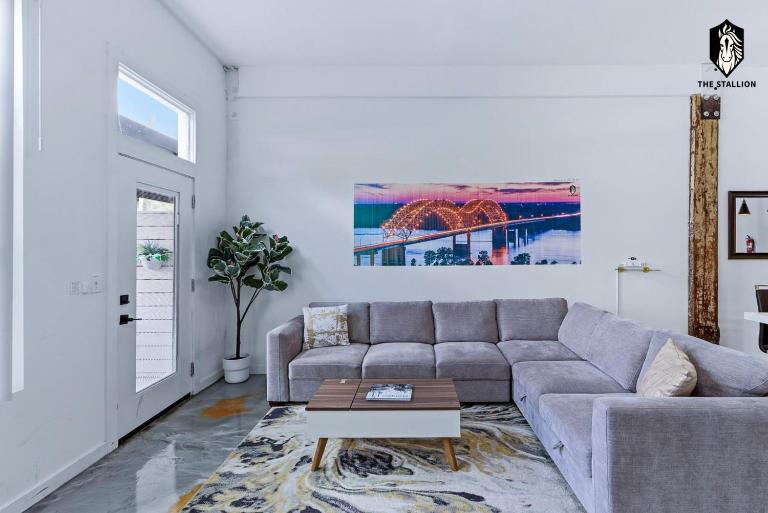 The Stallion #103 - Walk to Attractions - Modern 2BD Loft in Downtown with Patio - B&B Memphis