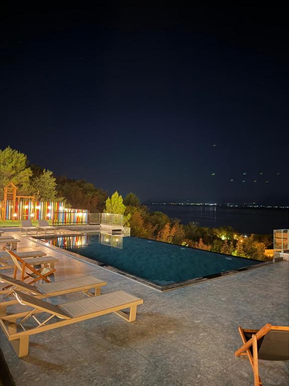 Lakeside Villas & Jacuzzi Suites - Chambres d'hôtes Shirokë