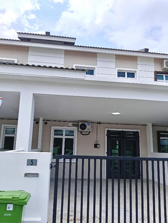 Wanis Homestay Rumah 2 Tingkat - B&B Kuantan