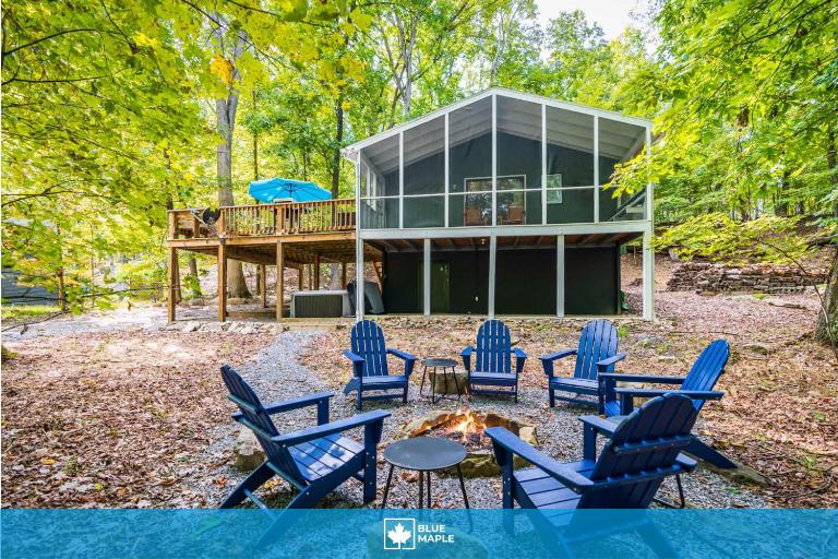 Modern w Fire Pit Deck, Grill & Hot Tub - B&B Berkeley Springs