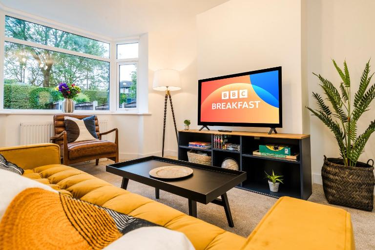 Contractor Base - Parking - Sleeps 5 - Near Trentham Gardens - B&B Stoke-on-Trent