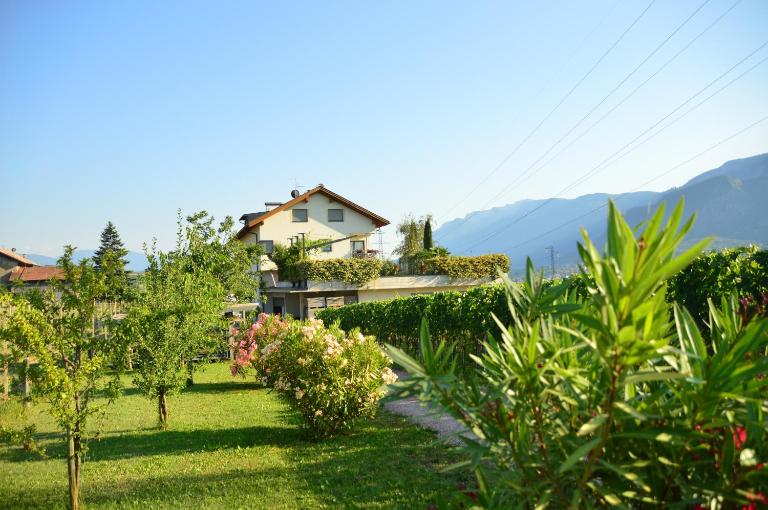 Ferienwohnungen Tollhof - Near Bolzano and castles, with a guest card for families and couples, offering panoramic views - B&B Cornaiano