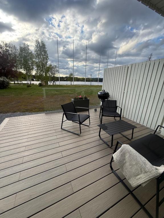 Cozy cottage with its own terrace & lake view - Ferienwohnung Hindås