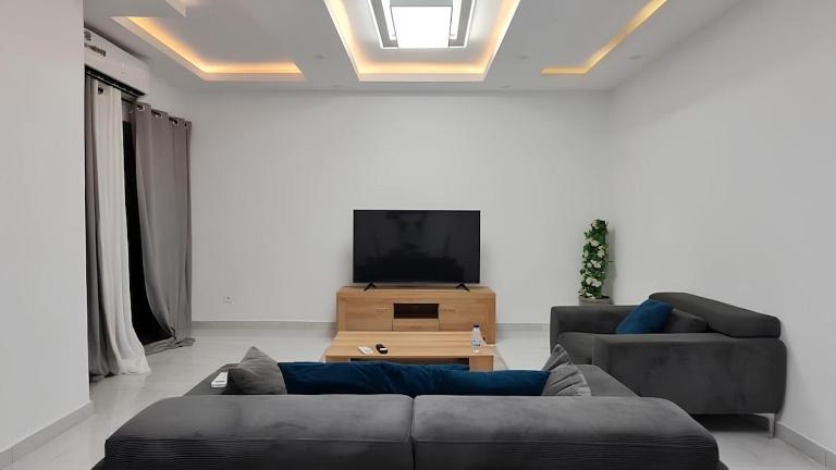 Modern, quiet apartment F2 close to all amenities - Bed and Breakfast Abidjan