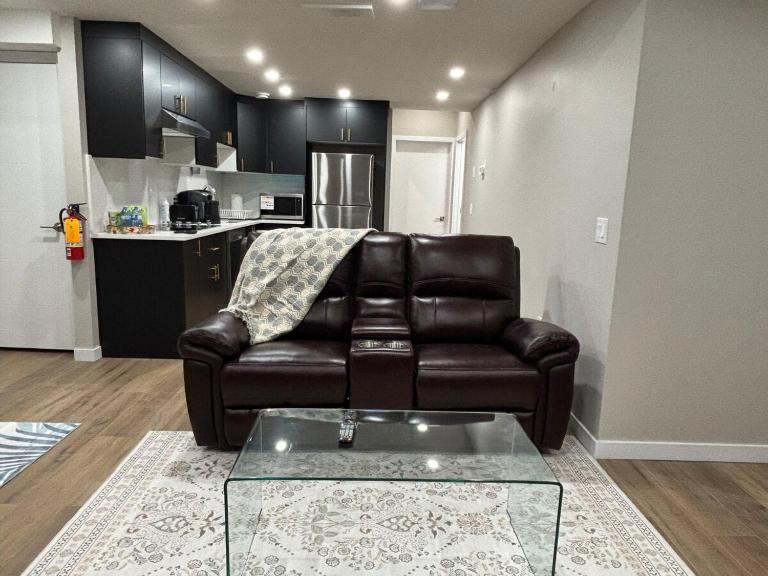 Luxury Basement suite near to YYC airport - Chambres d'hôtes Calgary