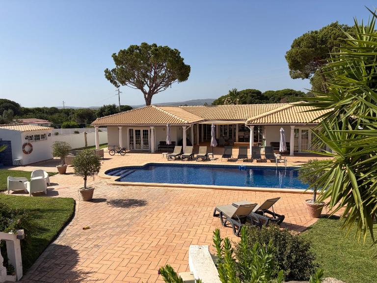 Luxury Villa near Vila Sol Golf Resort - Pool & Garden - B&B Quarteira