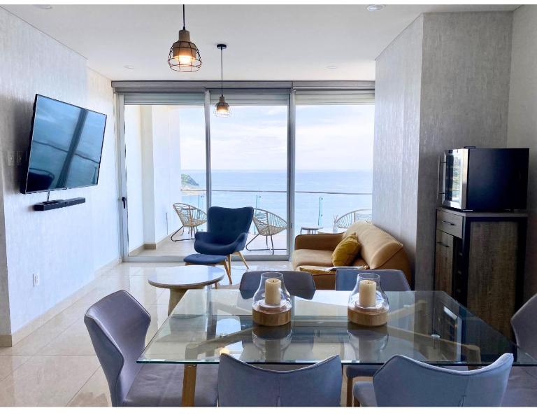 Front Beach Luxury Condo in Camino al Mar - B&B Mazatlán