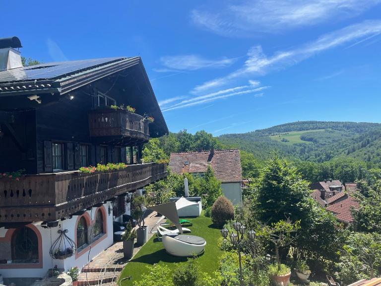 Apartment Weißer Hirsch im Chalet Burgblick - B&B Wahlrod