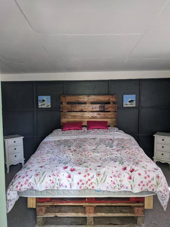 Damson Hut at The Secret Garden - B&B Biddenden