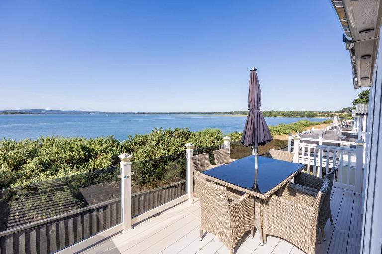 Costa Mare - 3-bedroom Caravan with beautiful views across the harbour in Rockley Park - Bed and Breakfast Poole