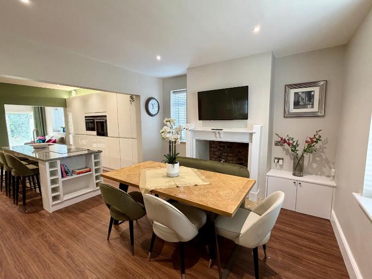 The Park House, 3 Bed, 3 Bath Close to Airport - B&B Wythenshawe