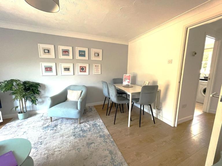 Modern 2 Bed House Sleeps 6 Southam Town Centre - Inspire Homes Ltd - Ferienwohnung Southam